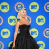 Anitta aposta em vestido preto com espartilho e saia volumosa da Dolce & Gabbana para o EMA MTV 2020