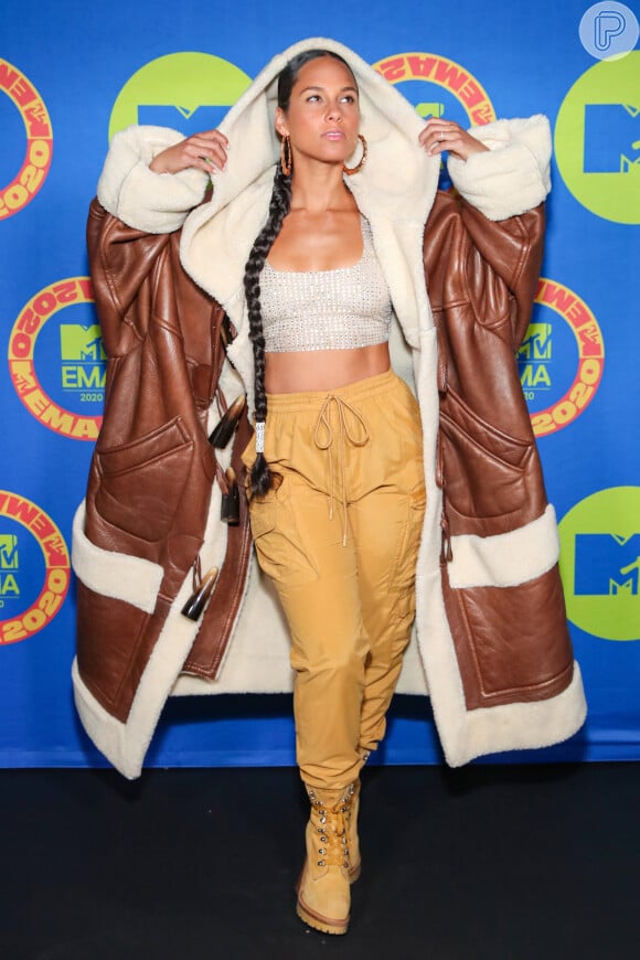 Alicia Keys combina top com calça larga da Moschino no EMA MTV 2020!