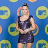 Zara Larson aposta em vestido metalizado curto com alça com volume da Versace no EMA MTV 2020
