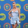 Anne Marie usa vestido com alça e laço na fenda em look da marca Area no EMA MTV 2020