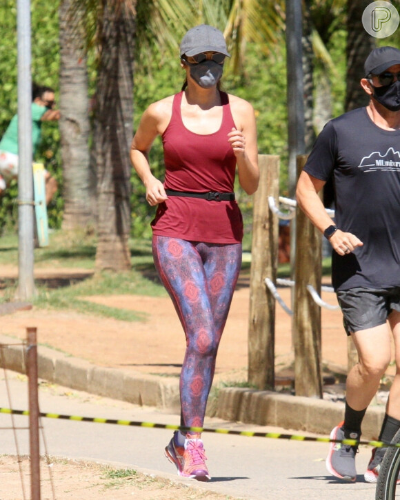 Patricia Poeta combina legging estampada com cor de t-shirt ao praticar corrida
