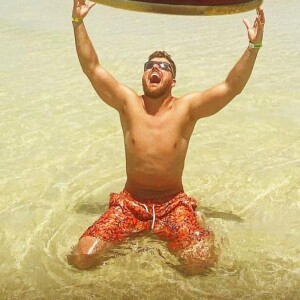 Corpo de Zé Neto chama atenção em foto com a mulher, Natália Toscano