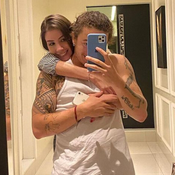 Whindersson Nunes posa com a namorada, Maria Lina Deggan, em 15 de novembro de 2020