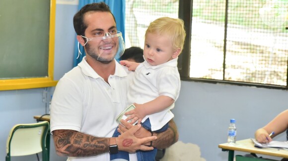 Thammy Miranda levou o filho, Bento, para votar neste domingo, 15 de novembro de 2020, em São Paulo