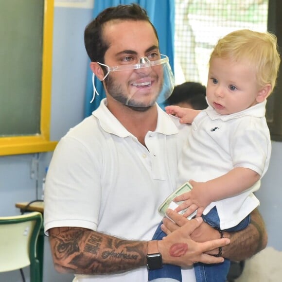 Thammy Miranda levou o filho, Bento, para votar neste domingo, 15 de novembro de 2020, em São Paulo