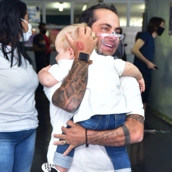 Thammy Miranda deixou o local de votação com o filho no colo