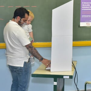 Thammy Miranda entrou na cabine de votação com o filho, Bento