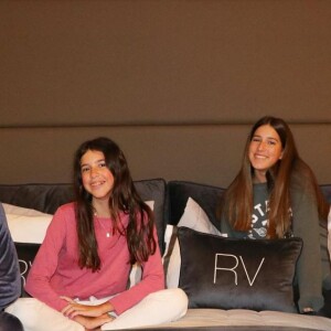 Rodrigo Faro se diverte em vídeos com as três filhas