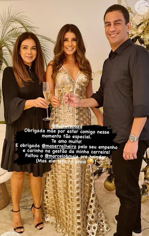Paula Fernandes posou com a mãe, Dulce, e o empresário Marco Serralheiro