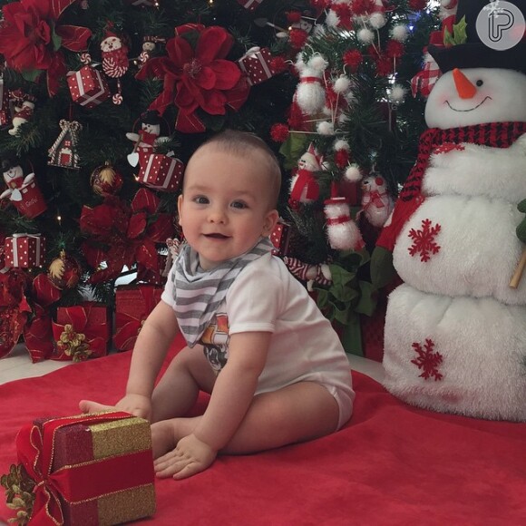 Ana Hickmann mostrou registro do filho, Alexandre Jr., se divertindo com a decoração de Natal