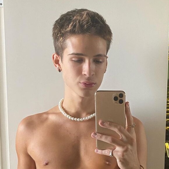 João Guilherme Ávila não liga para críticas por pintar as unhas: 'Da minha família por parte de mãe, não. Mas por parte de pai, sim. Os caipiras lá são atrasados'