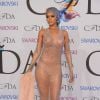 Rihanna ousou ao aparecer com um vestido longo transparente que deixou boa parte do corpo à mostra na premiação  CFDA Awards, nos Estados Unidos, em junho de 2014