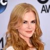 Nicole Kidman brilhou ao chegar a uma premiação vestindo um longo rendado, que deixou uma pequena parte dos seios à mostra