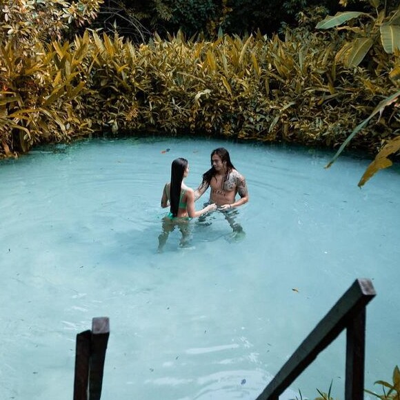 Namorada de Whindersson Nunes faz vídeo de biquíni e mostra preenchimento labial