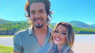 Luan Santana e youtuber Franciny posam na cama e travesseiros parecidos e agitam web