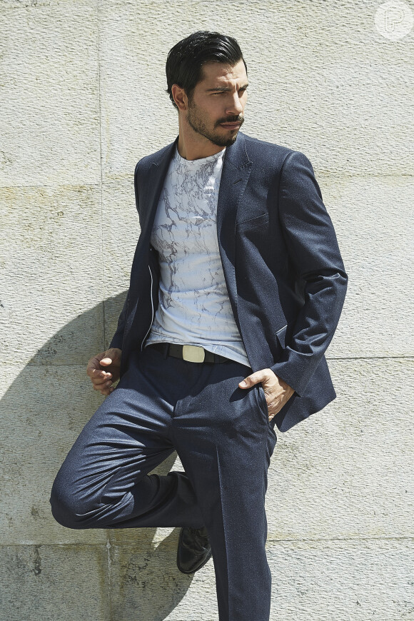 Uriel Del Toro, namorado de Isis Valverde, posa elegante para campanha da Armani