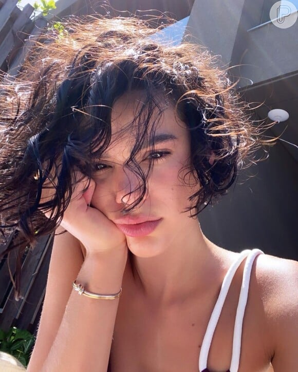 Bruna Marquezine exibe cabelo natural em foto