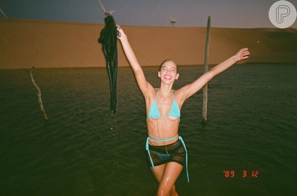 Bruna Marquezine, de biquíni, posa em lagoa