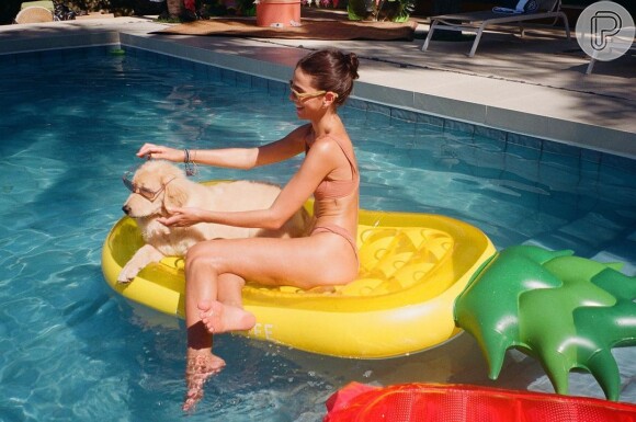Bruna Marquezine, de biquíni, posa com pet em piscina