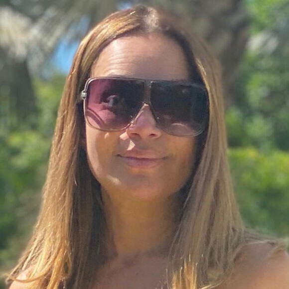 De biquíni, Solange Almeida não dispensa renovar os bronzeado em dias de sol