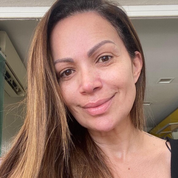 Solange Almeida exibe também fotos sem make com sua beleza natural