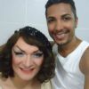 Deena Love posa com Jandir, o seu companheiro há dois anos e também responsável pela maquiagem e figurino da drag queen