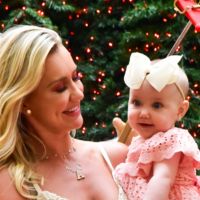 Ana Paula Siebert e filha combinam look ao conhecerem decoração de Natal. Fotos!
