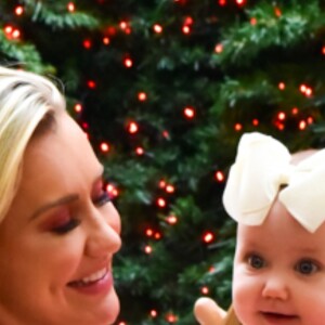 Ana Paula Siebert e a filha, Vicky, de 6 meses, combinaram look durante passeio por shopping em 3 de dezembro de 2020