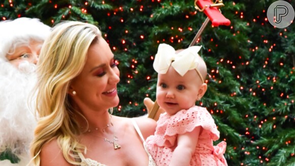 Ana Paula Siebert e a filha, Vicky, de 6 meses, combinaram look durante passeio por shopping em 3 de dezembro de 2020
