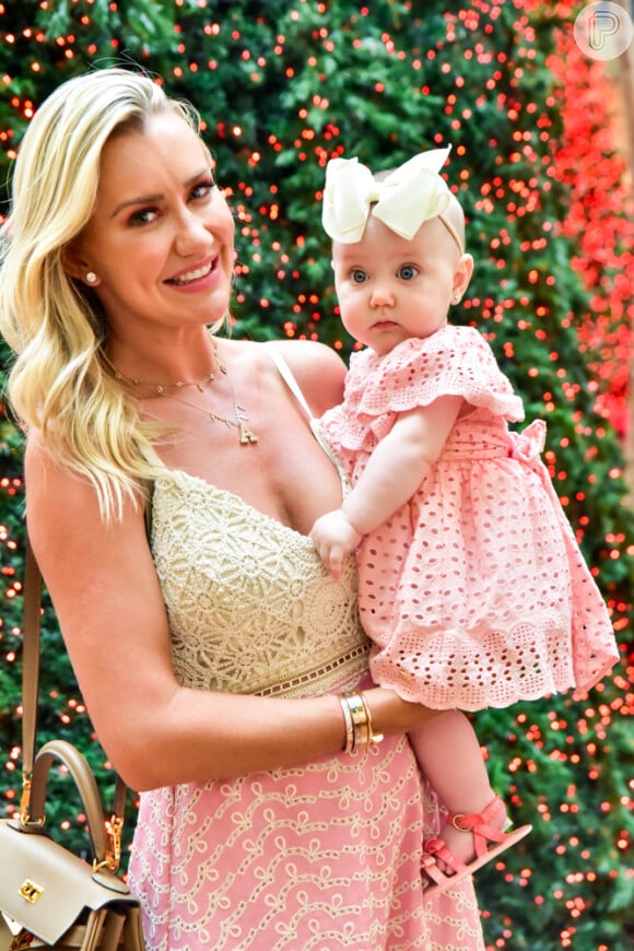 Ana Paula Siebert posou com a filha, Vicky, de 6 meses, durante passeio por shopping em 3 de dezembro de 2020