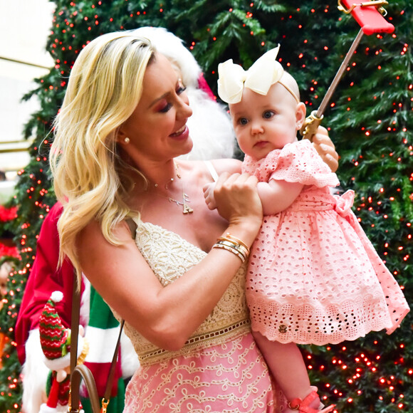 Ana Paula Siebert brincou com a filha, Vicky, durante passeio por shopping