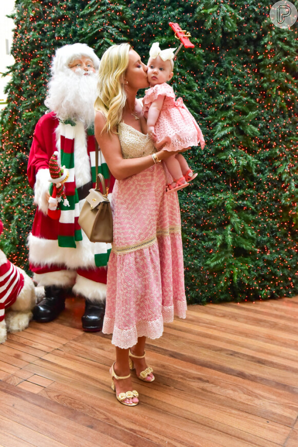 Ana Paula Siebert encheu a filha, Vicky, de beijos durante passeio por shopping