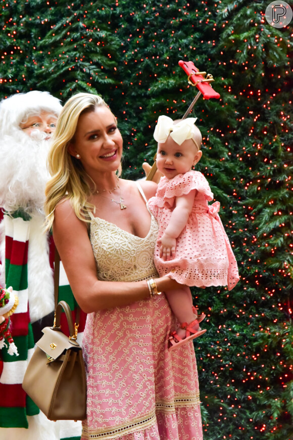 Filha de Ana Paula Siebert, Vicky se encantou ao conhecer a decoração de Natal
