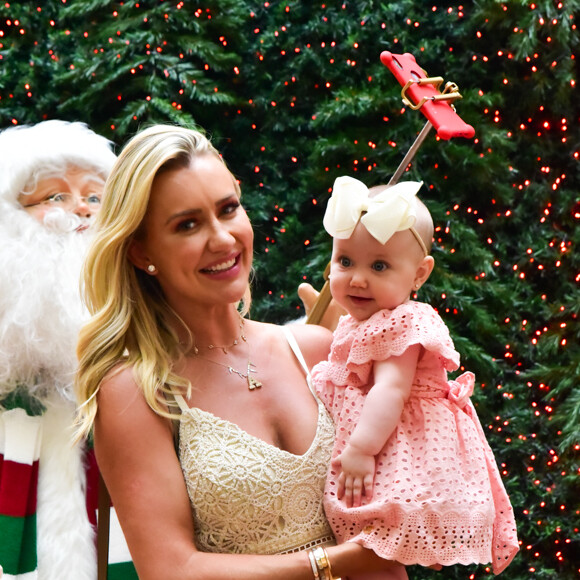 Filha de Ana Paula Siebert, Vicky se encantou ao conhecer a decoração de Natal