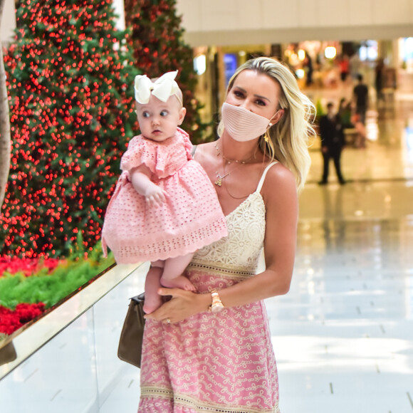 Filha de Ana Paula Siebert, Vicky observou atentamente a decoração do shopping par ao seu primeiro Natal