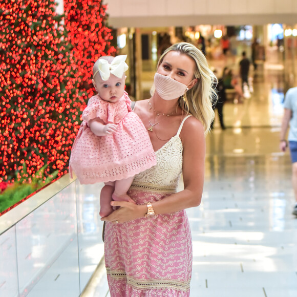 Ana Paula Siebert levou a filha, Vicky, de 6 meses, para conhecer a decoração de Natal