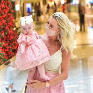 Ana Paula Siebert e a filha, Vicky, passearam juntas em shopping horas após a influencer retornar de viagem de segunda lua de mel