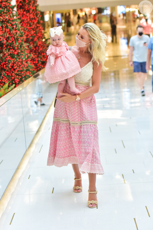 Ana Paula Siebert e a filha, Vicky, passearam juntas em shopping horas após a influencer retornar de viagem de segunda lua de mel