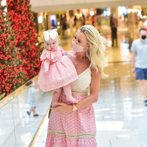 Ana Paula Siebert e a filha, Vicky, passearam juntas em shopping horas após a influencer retornar de viagem de segunda lua de mel