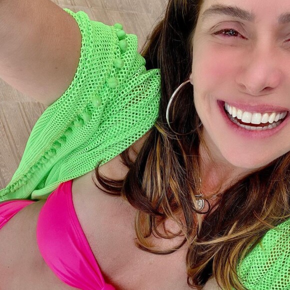 Giovanna Antonelli posa de biquíni neon em foto