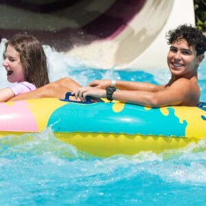 Igor Jansen e Sophia Valverde se divertiram juntos em parque aquático do Nordeste