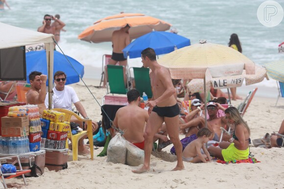 José Loreto exibiu boa forma, na tarde deste sábado (08), na praia da Barra da Tijuca, na Zona Oeste do Rio de Janeiro