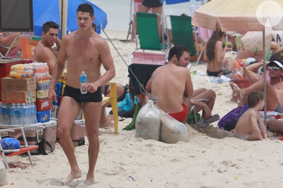 José Loreto exibiu boa forma, na tarde deste sábado (08), na praia da Barra da Tijuca, na Zona Oeste do Rio de Janeiro