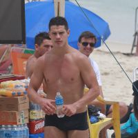 José Loreto, de 'Boogie Oogie', e Giba exibem boa forma em dia de praia no Rio