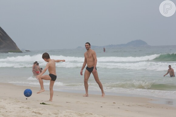 José Loreto exibiu boa forma, na tarde deste sábado (08), na praia da Barra da Tijuca, na Zona Oeste do Rio de Janeiro