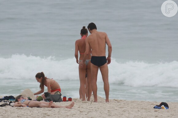 José Loreto exibiu boa forma, na tarde deste sábado (08), na praia da Barra da Tijuca, na Zona Oeste do Rio de Janeiro