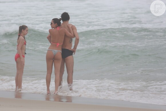 José Loreto exibiu boa forma, na tarde deste sábado (08), na praia da Barra da Tijuca, na Zona Oeste do Rio de Janeiro