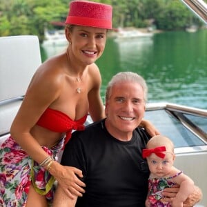 Ana Paula Siebert postou uma foto com Roberto Justus e a filha, Vicky, e foi acusada de edição na imagem