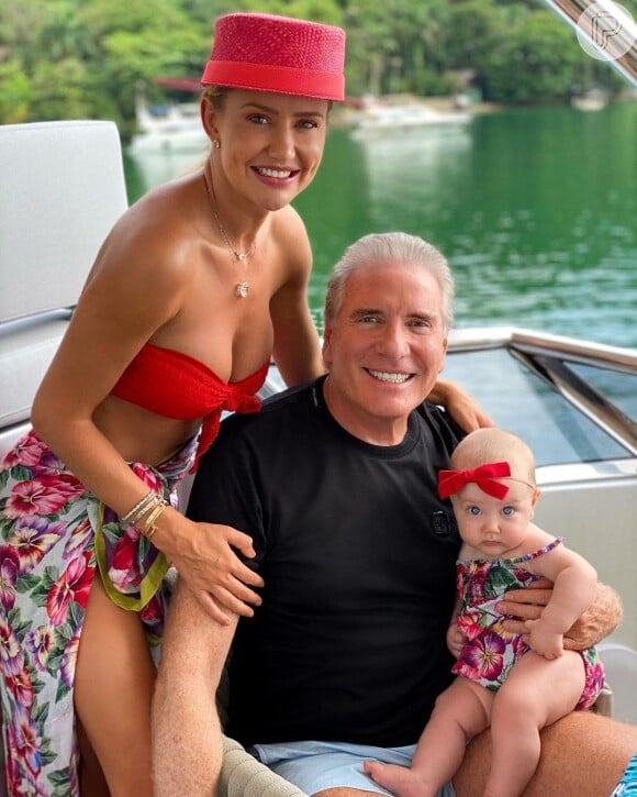 Ana Paula Siebert postou uma foto com Roberto Justus e a filha, Vicky, e foi acusada de edição na imagem