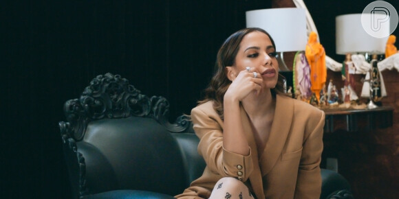 Anitta coloca emoji no rosto de exs após retratar vidade solteira na série